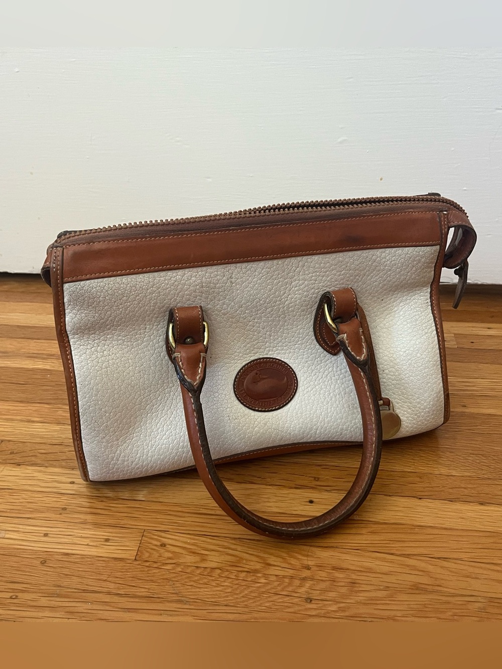 Vintage Dooney & Bourke White and Brown Leather Purse 🤍🤎